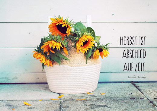 Nnaturfoto mit Sonnenblumen in Korb und Spruch Herbst ist Abschied auf Zeit von Monika Minder