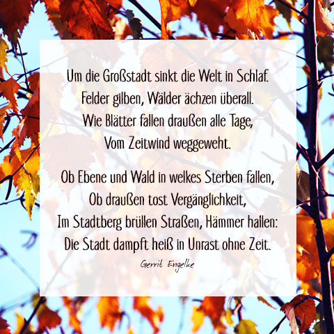 Naturfoto mit goldenen Blättern an Zweigen und blauem Himmel sowie Gedicht von Gerrit Engelke